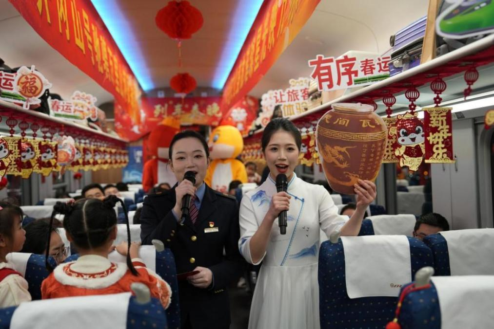 列車(chē)乘務(wù)員向旅客介紹江西美食——瓦罐湯。人民網(wǎng) 歐陽(yáng)易佳攝