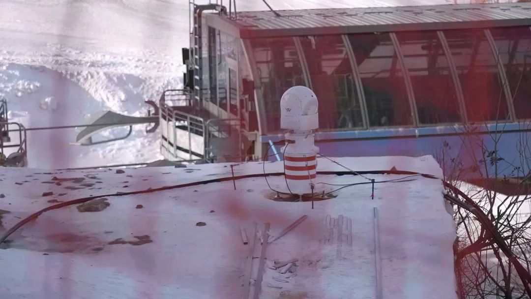 設(shè)在坡面障礙技巧和大跳臺(tái)雪道旁的激光測(cè)風(fēng)雷達(dá)。氣象部門供圖