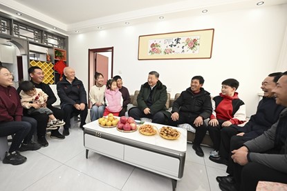 1月22日至24日，中共中央總書記、國(guó)家主席、中央軍委主席習(xí)近平冒著嚴(yán)寒來到遼寧，看望慰問基層干部群眾。這是22日下午，習(xí)近平在葫蘆島市綏中縣明水滿族鄉(xiāng)祝家溝村考察時(shí)，同村民王寶維一家圍坐一起拉家常。新華社記者 謝環(huán)馳 攝