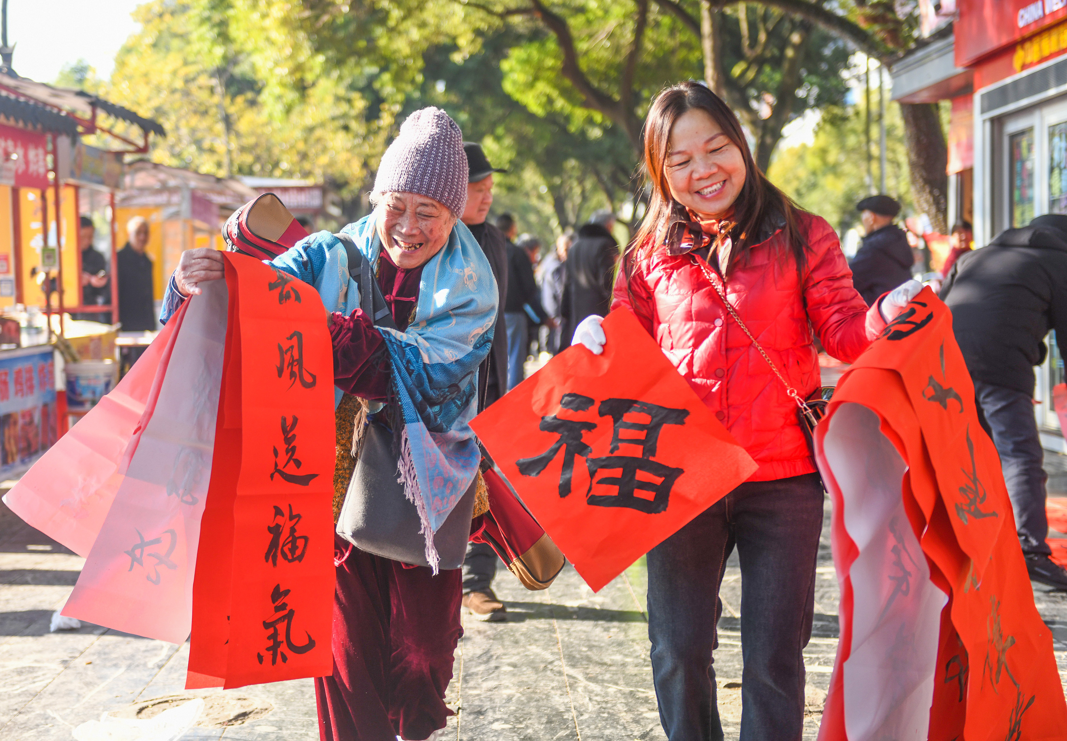 2025年1月13日，在湖南省永州市道縣西洲公園義工崗?fù)?，市民們領(lǐng)到了書法志愿者為大家書寫的春聯(lián)。