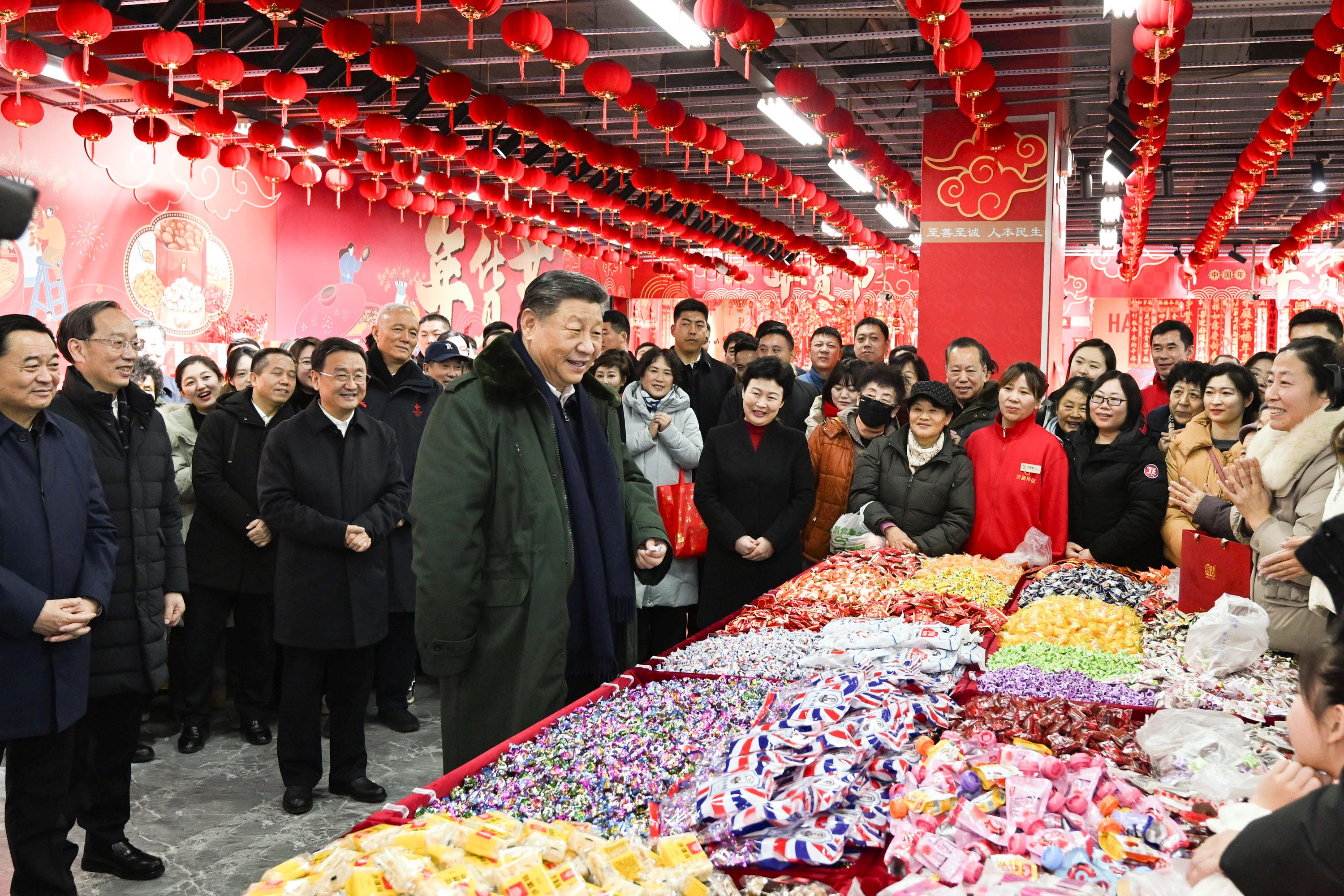 2025年1月23日，習近平總書記在遼寧沈陽大東副食品商場考察時，同店主和顧客親切交流，向大家致以新春祝福。