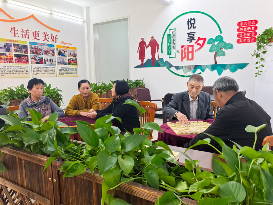 圖為湖北省咸寧市嘉魚縣潘家灣鎮(zhèn)四邑村養(yǎng)老服務(wù)驛站一角（2024年11月5日攝）。新華社記者 肖藝九 攝