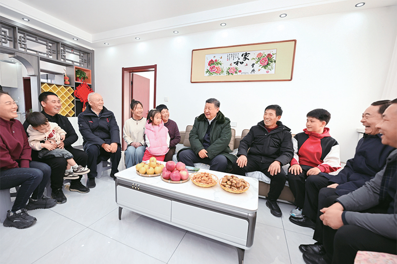2025年1月22日至24日，中共中央總書記、國(guó)家主席、中央軍委主席習(xí)近平冒著嚴(yán)寒來到遼寧，看望慰問基層干部群眾。這是22日下午，習(xí)近平在葫蘆島市綏中縣明水滿族鄉(xiāng)祝家溝村考察時(shí)，同村民王寶維一家圍坐一起拉家常。 新華社記者 謝環(huán)馳/攝