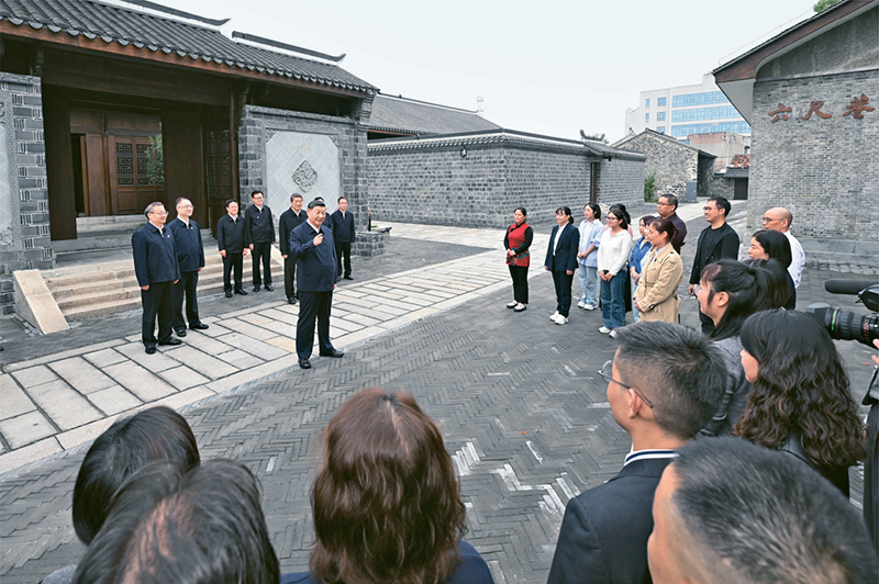 2024年10月17日至18日，中共中央總書記、國(guó)家主席、中央軍委主席習(xí)近平在安徽考察。這是17日下午，習(xí)近平在安慶桐城市六尺巷考察時(shí)，同當(dāng)?shù)鼐用窈陀慰陀H切交流。 新華社記者 申宏/攝