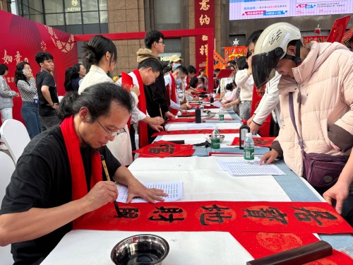 活動(dòng)現(xiàn)場(chǎng)贈(zèng)送春聯(lián)和福字。人民網(wǎng) 陳葉欣攝