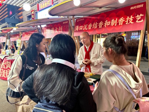 魏希望在非遺集市上介紹沉香。人民網(wǎng) 陳葉欣攝