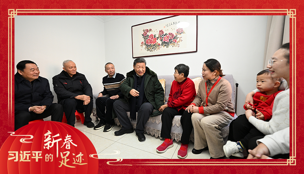 2025年1月23日，農(nóng)歷新年前夕，習(xí)近平總書(shū)記在遼寧沈陽(yáng)大東區(qū)長(zhǎng)安街道長(zhǎng)安小區(qū)考察時(shí)，走進(jìn)居民郎素蘭家中看望。