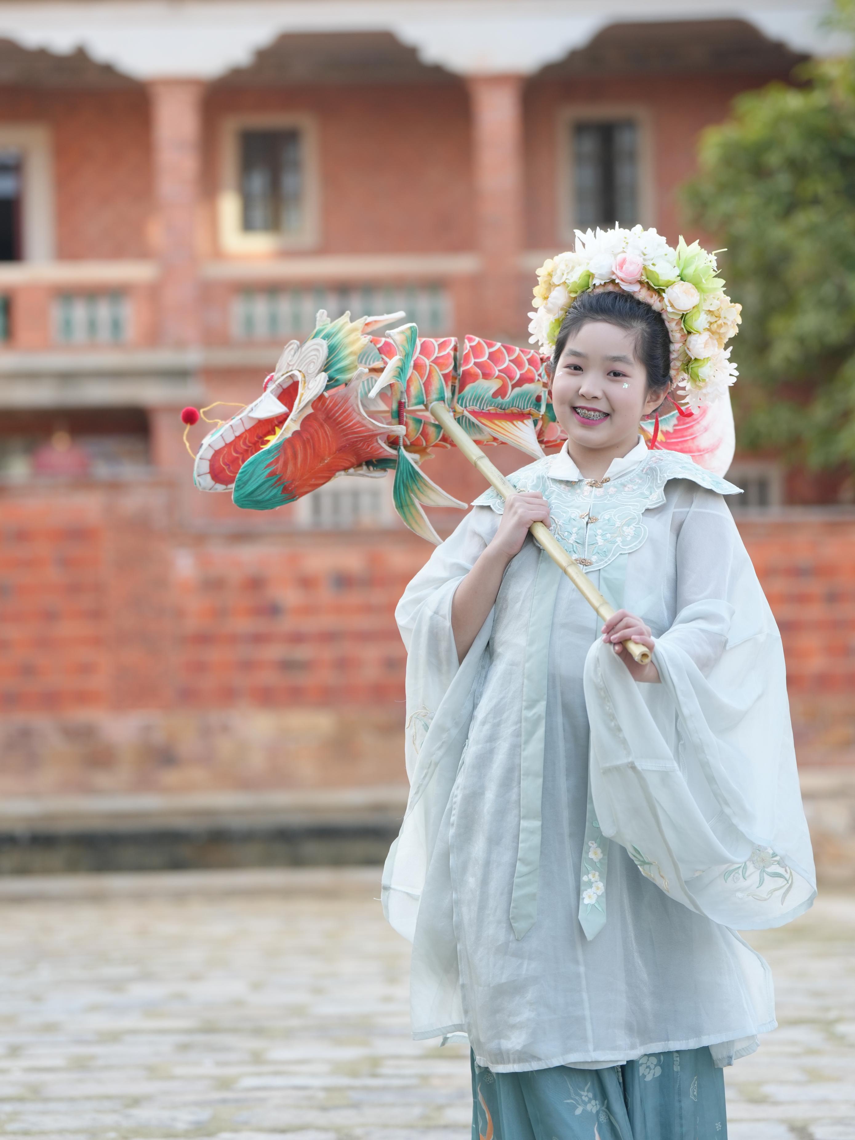 在泉州，沈女士為女兒拍下頭戴簪花的照片。受訪者供圖