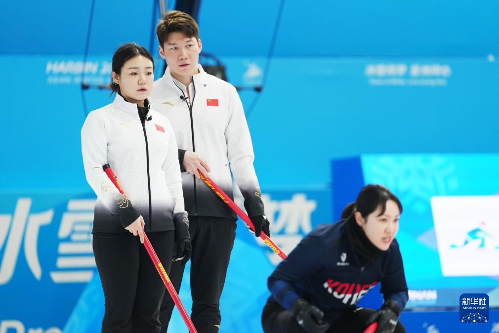 2月6日，中國(guó)隊(duì)選手王智宇（中）、韓雨（左）在比賽中。新華社記者 王松 攝