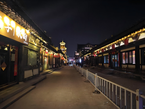 道歉公告發(fā)布后，夜晚10時(shí)的古城。人民網(wǎng)記者 黃鈺攝