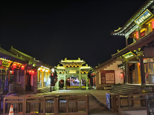 道歉公告發(fā)布后，凌晨5時(shí)的古城。人民網(wǎng)記者 黃鈺攝