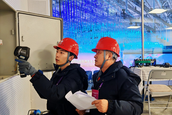第九屆亞冬會開閉幕式供電保障團(tuán)隊(duì)隊(duì)員對供電設(shè)備開展特巡。受訪者供圖