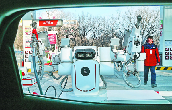 智能加油機(jī)器人在加能站工作。受訪者供圖