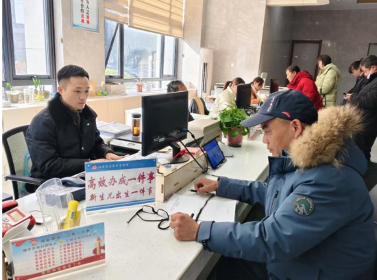 市民在 “高效辦成一件事” 窗口辦理業(yè)務。彭雪松攝