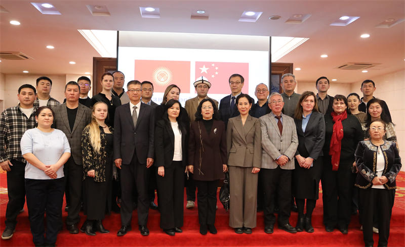 與會(huì)人員合影。中國(guó)駐吉爾吉斯斯坦使館供圖