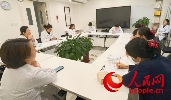 交班會上，海淀醫(yī)院安寧療護團隊討論患者和家屬需求。人民網(wǎng)記者 金慧慧攝