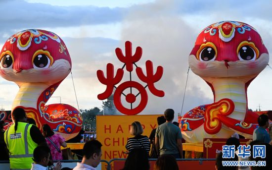 圖為游客在2025年奧克蘭元宵燈節(jié)游覽。（圖片由奧克蘭中國文化中心提供）