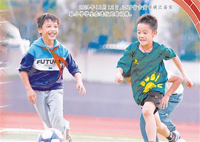 2024年10月12日，江西省吉安市峽江縣實(shí)驗(yàn)小學(xué)學(xué)生在進(jìn)行足球訓(xùn)練。
