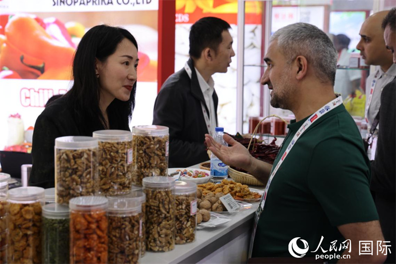 中外商家在第三十屆海灣食品展上交流。人民網(wǎng)記者 張志文攝