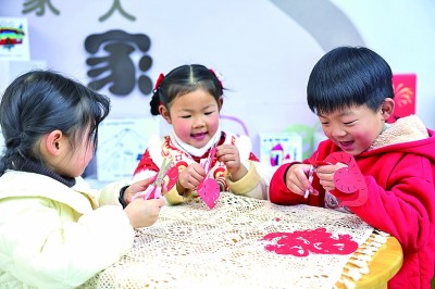 圖為孩子們在老師指導(dǎo)下制作蛇年主題剪紙。 新華社記者 徐昱攝