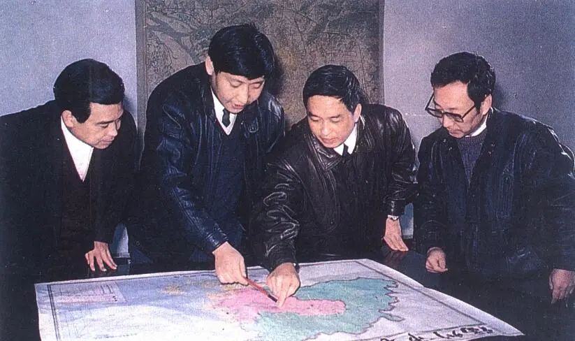 1991年12月，習(xí)近平與同事討論福州市戰(zhàn)略規(guī)劃設(shè)想。（圖源：《習(xí)近平在福州》）