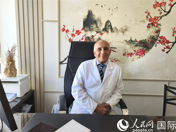 哈利勒在他的辦公室。人民網(wǎng)記者 黃培昭攝