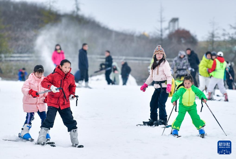 2月23日，滑雪愛好者在貴陽(yáng)市高坡云頂滑雪場(chǎng)滑雪。新華社記者 楊文斌攝