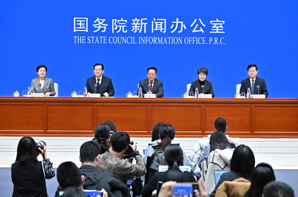 2月28日，國(guó)務(wù)院新聞辦公室在北京舉行國(guó)務(wù)院政策例行吹風(fēng)會(huì)，民政部副部長(zhǎng)唐承沛、財(cái)政部副部長(zhǎng)郭婷婷、自然資源部副部長(zhǎng)許大純、住房城鄉(xiāng)建設(shè)部副部長(zhǎng)姜萬(wàn)榮和國(guó)務(wù)院新聞辦公室新聞發(fā)言人介紹2024年國(guó)務(wù)院部門辦理全國(guó)人大代表建議和全國(guó)政協(xié)提案工作有關(guān)情況，并答記者問(wèn)。新華社記者 李鑫 攝
