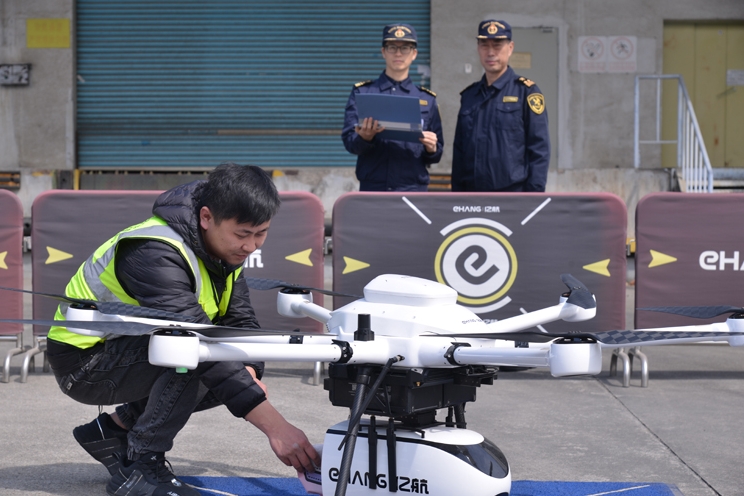 海關(guān)關(guān)員監(jiān)管跨境電商無人機配送包裹。陳志軍攝