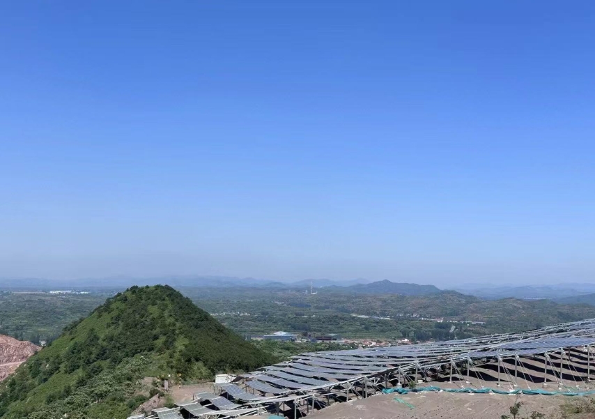 河北遷西某光伏基地。人民網(wǎng)記者 王紹紹攝