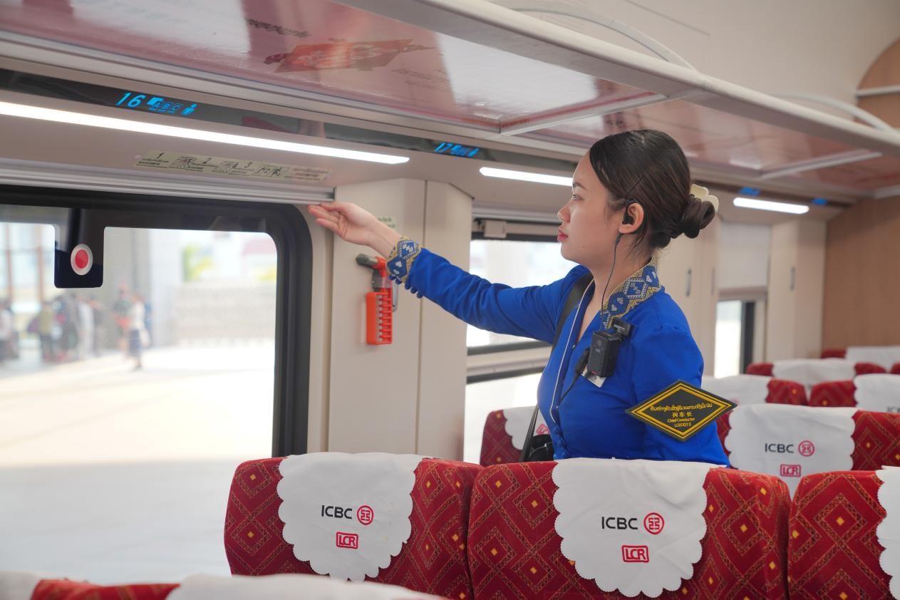 中老鐵路瀾滄號動車組列車長小麗正在進行車廂檢查。老中鐵路有限公司供圖