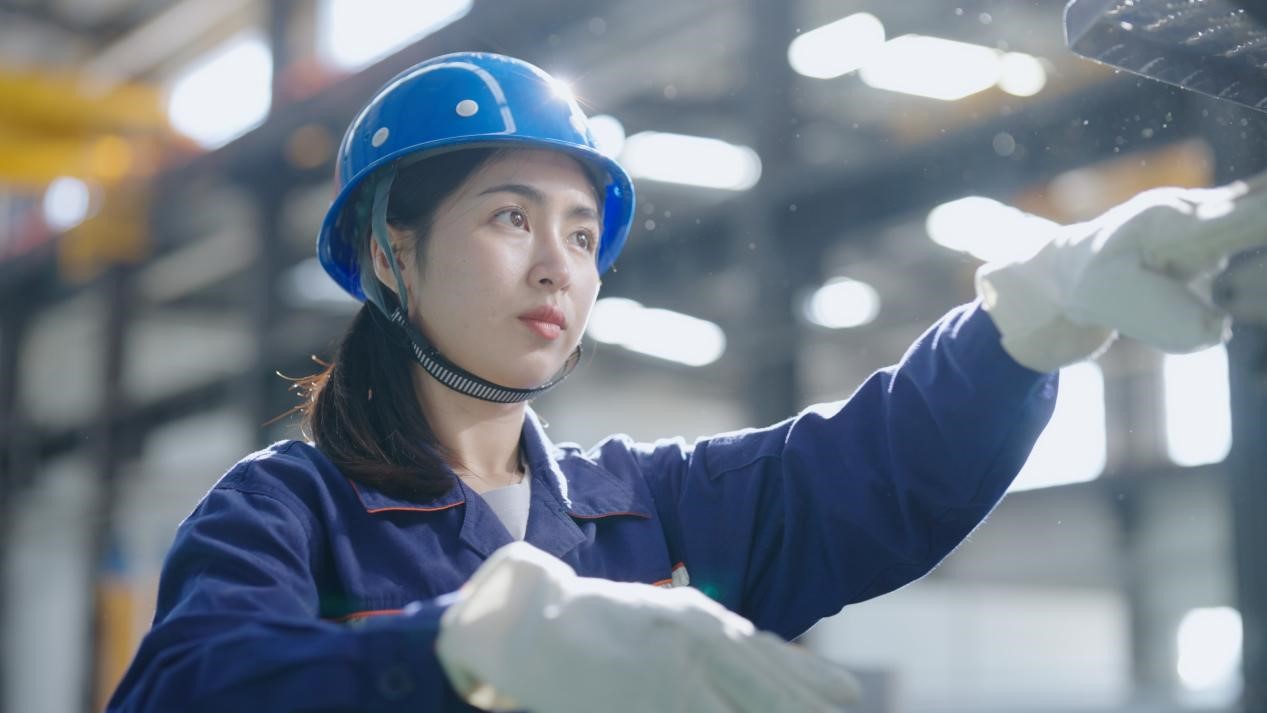 老中鐵路有限公司萬象運營管理中心機輛車間希達在工作中。老中鐵路有限公司供圖