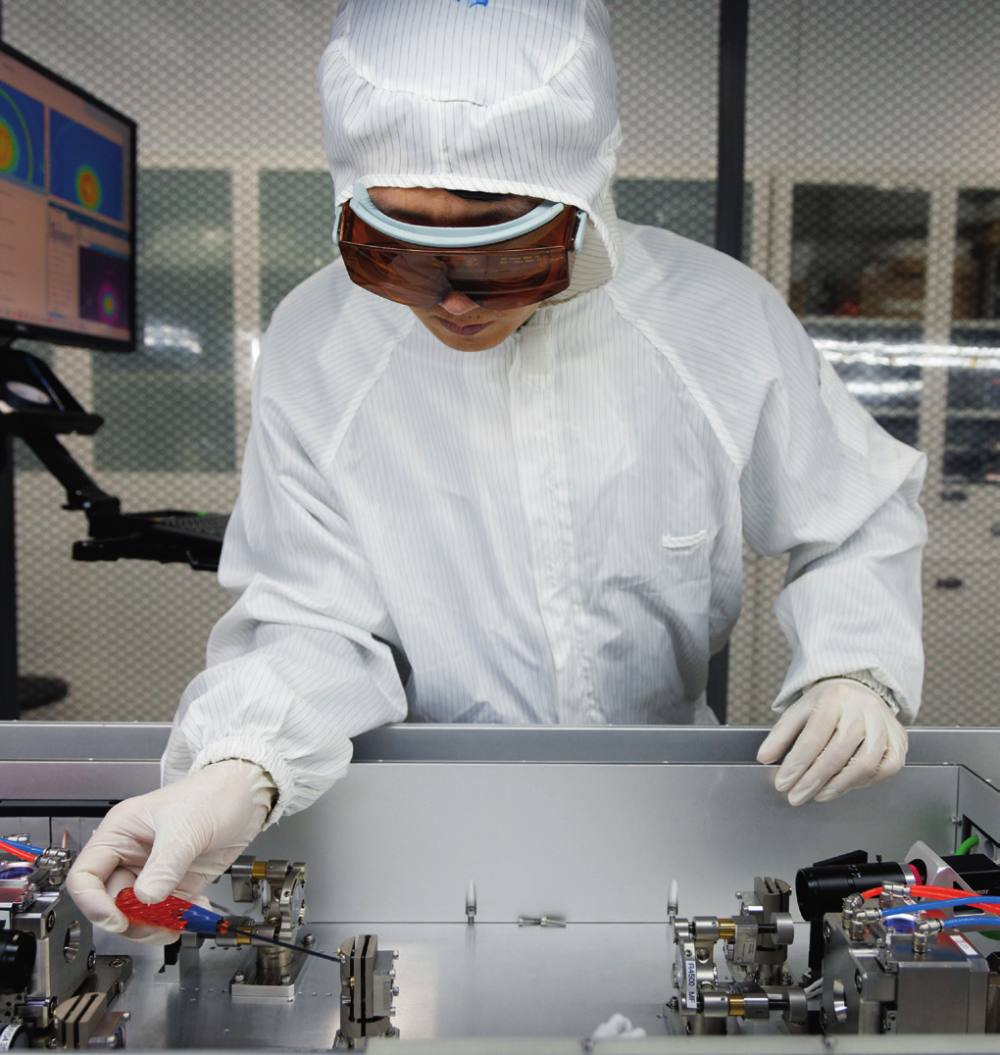 科研人員在廣東東莞阿秒科學中心實驗室調試高性能激光器（2025年1月10日攝）。金立旺攝/本刊