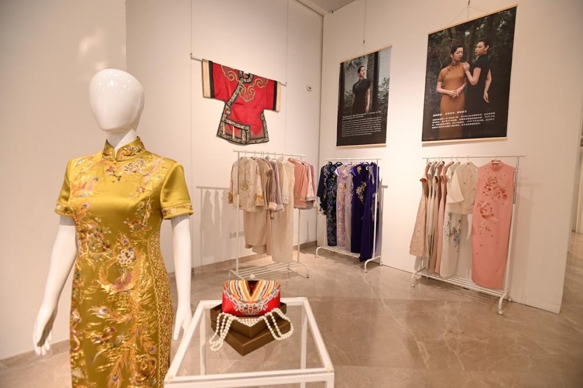 展覽現(xiàn)場展出各種款式的精美旗袍。新加坡中國文化中心供圖