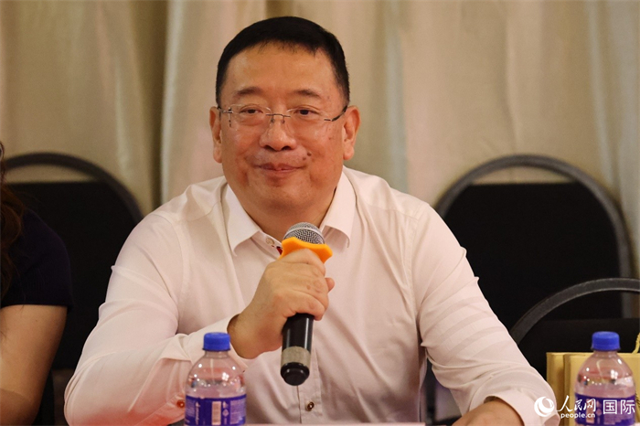 巴西文協(xié)主席上官建峰在座談會上致辭。人民網(wǎng)記者 陳海琪攝