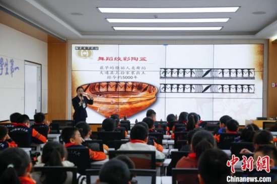 圖為學(xué)生在“國寶音樂會”社教課中了解舞蹈紋彩陶盆。中新社記者 馬銘言 攝