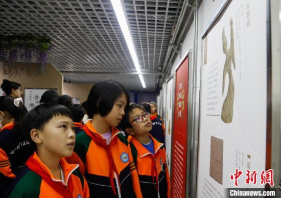 圖為學(xué)生參觀青海省博物館“1+3”主題流動展覽，了解木舞俑。中新社記者 馬銘言 攝