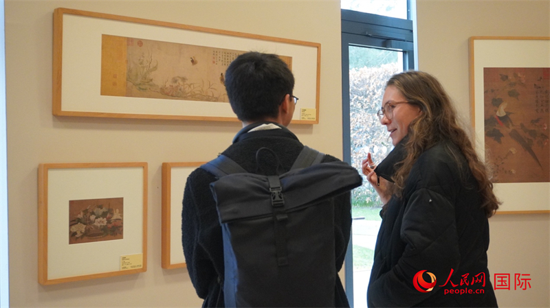劍橋大學學者參觀宋畫特展。人民網(wǎng) 徐量攝