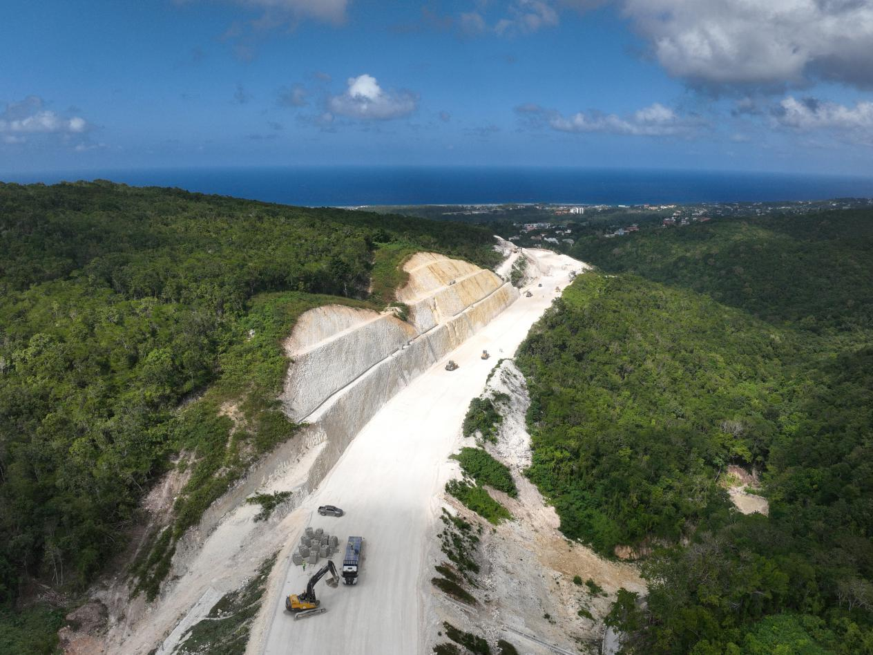 圖為中企承建的牙買加蒙特哥貝繞城路項目基層試驗段正在進行攤鋪和碾壓施工，相關施工工作已于近日順利完成。中國港灣美洲區(qū)域公司供圖