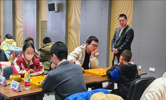常昊觀戰(zhàn)年輕棋手們比賽。人民網(wǎng)記者 李乃妍攝