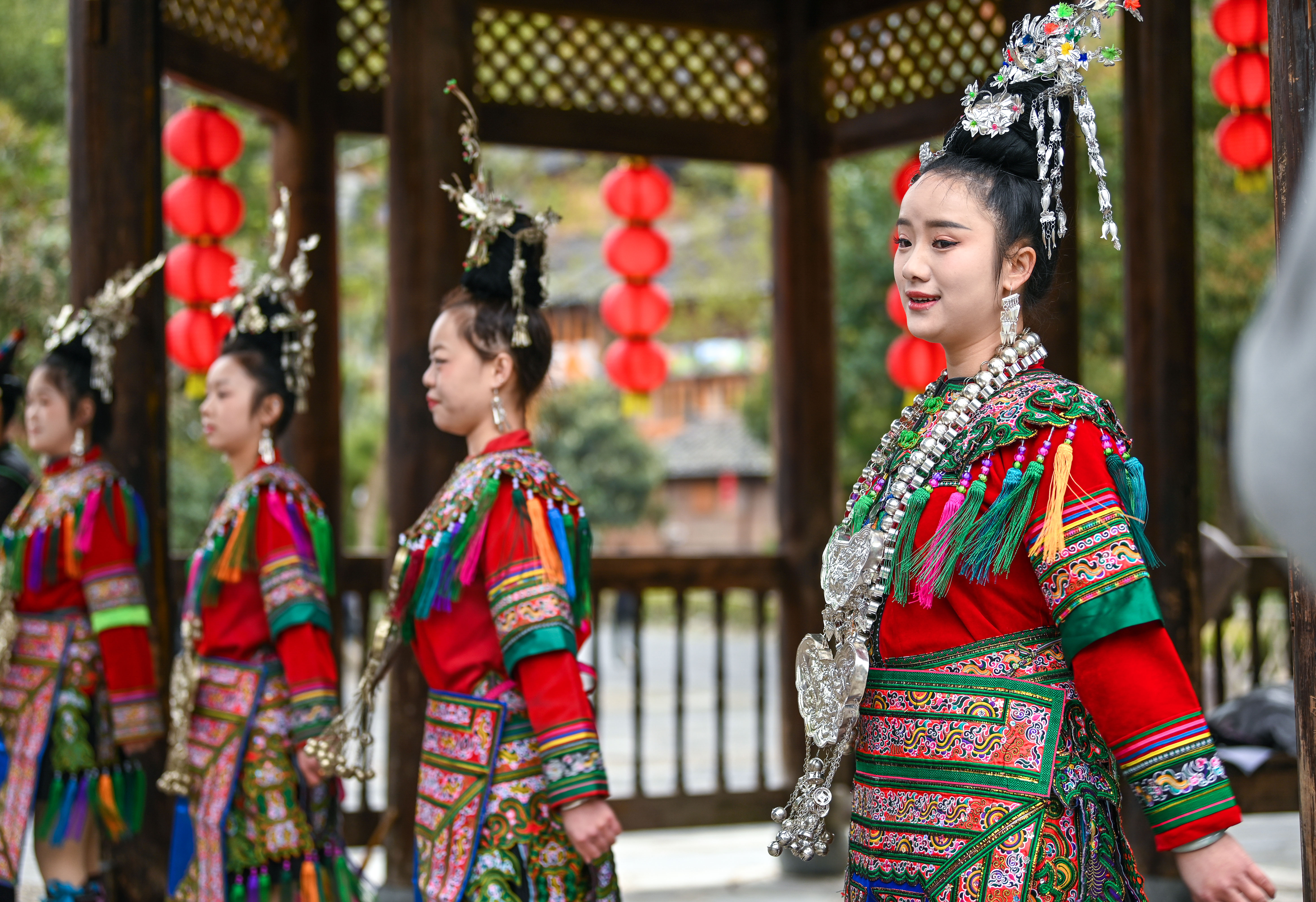  2025年3月18日，侗族群眾在貴州省黎平縣肇興侗寨給游客演唱侗族大歌。