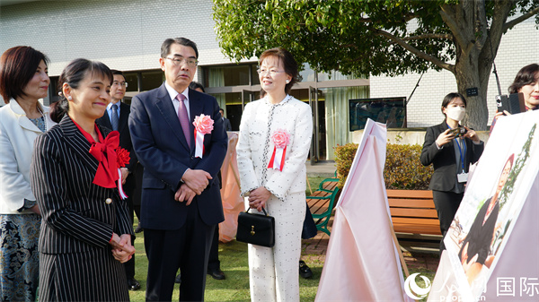 共同觀看女性成就圖片展。人民網(wǎng) 蔣曉辰攝