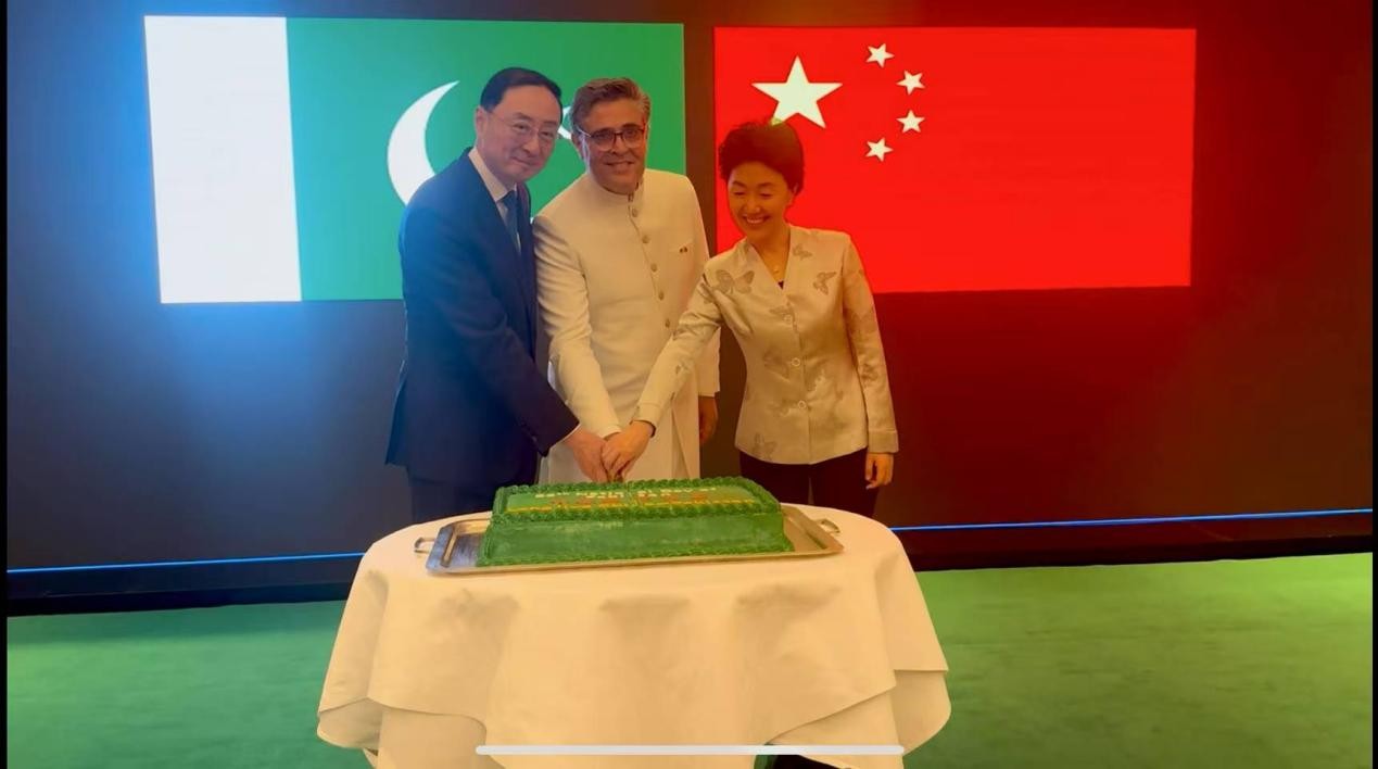 外交部副部長孫衛(wèi)東（左）、巴基斯坦駐華大使卡里爾·哈什米（中）、中聯(lián)部副部長孫海燕（右）共切蛋糕。巴基斯坦駐華大使館供圖