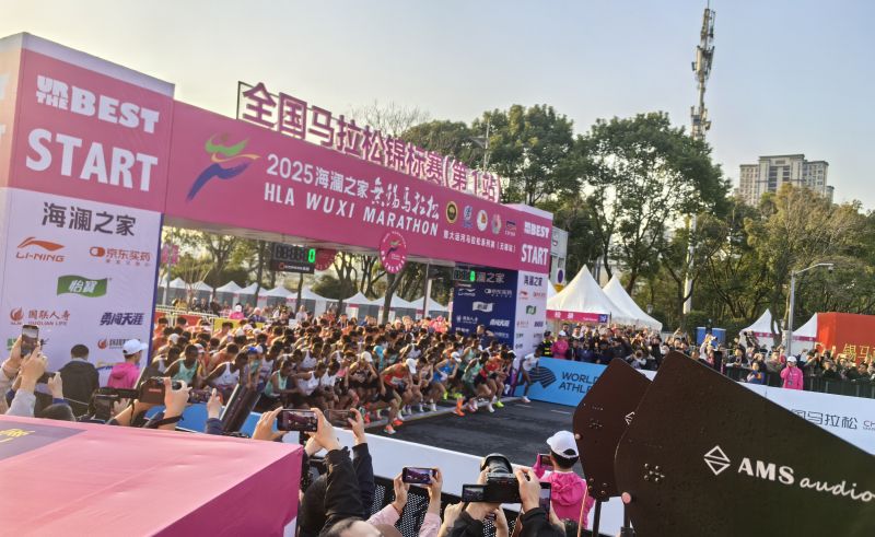 參賽選手沖出起跑線。 人民網(wǎng)記者 楊磊攝