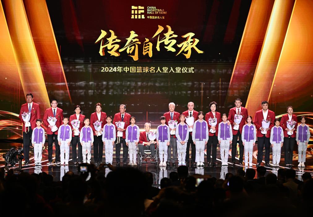 3月23日，在場的各屆中國籃球名人堂入堂人物在入堂儀式上合影留念。新華社記者 陳鐘昊 攝