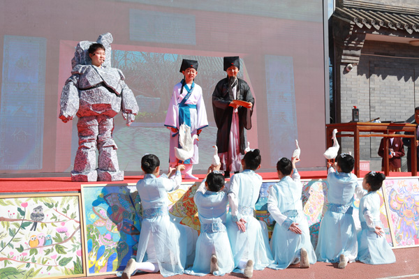 展覽開幕式上，府學(xué)學(xué)子上演情景劇《鵝池》。府學(xué)胡同小學(xué)供圖
