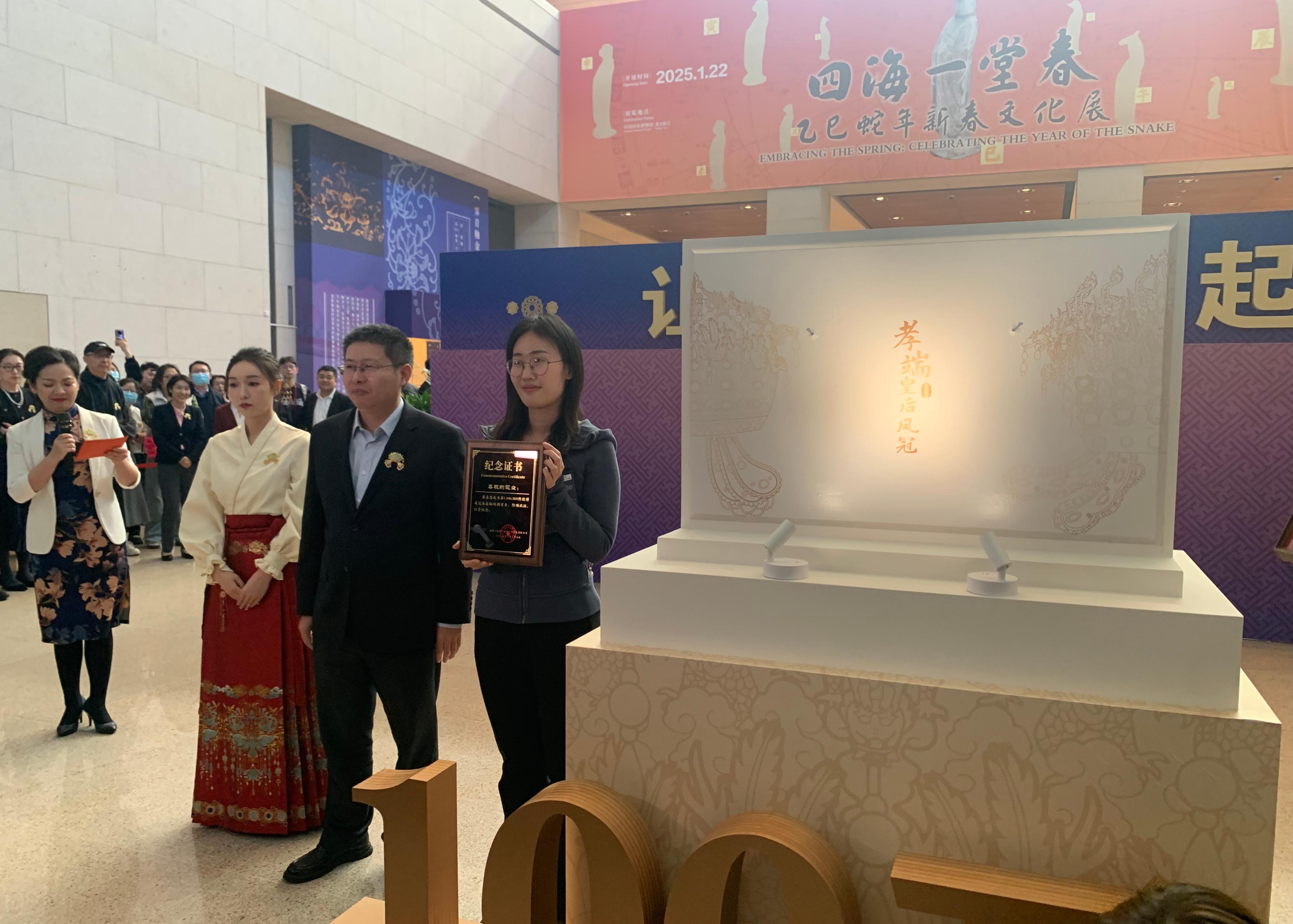 國(guó)博文創(chuàng)團(tuán)隊(duì)精心準(zhǔn)備了“紀(jì)念款鳳冠冰箱貼”和紀(jì)念證書(shū)贈(zèng)送給第100萬(wàn)件鳳冠冰箱貼的購(gòu)買(mǎi)者。人民網(wǎng)記者 劉穎穎攝