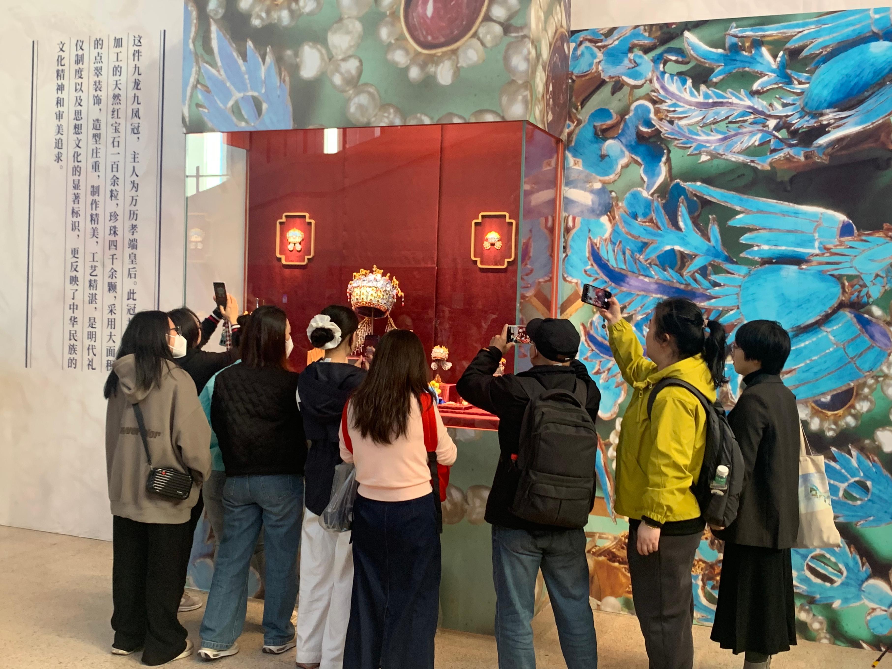 觀眾參觀國(guó)博鳳冠系列文創(chuàng)產(chǎn)品。人民網(wǎng)記者 劉穎穎攝