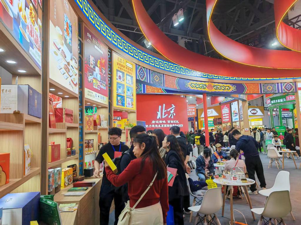3月25日，在四川省成都市舉行的第112屆全國糖酒商品交易會中華老字號專區(qū)，展商們在展位前交流。新華社記者 張海磊 攝
