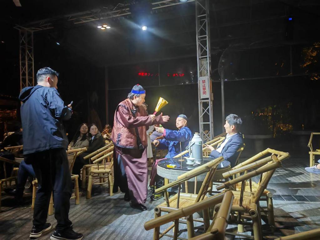 3月24日，《鶴鳴傳奇》在四川省成都市人民公園鶴鳴茶社演出。新華社記者 張海磊 攝